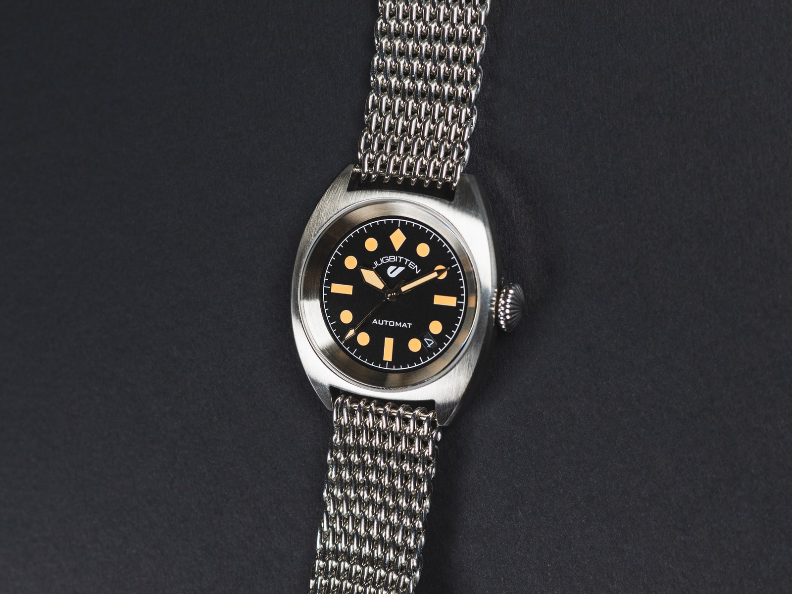 Jugbitten °363 Refined 39 mm -teräskello verkkorannekkeella tummalla studiotaustalla